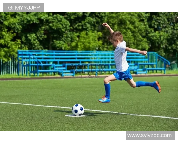 足球明星在赛场上背负对手的压力勇敢奔跑展现无畏精神与奋斗决心 足球明星在赛场上背负对手的压力勇敢奔跑展现无畏精神与奋斗决心