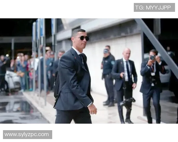 足球明星时尚穿搭解析展现球场外的独特魅力与个性风格 足球明星时尚穿搭解析展现球场外的独特魅力与个性风格