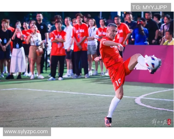 足球明星首秀闪耀赛场精彩进球引发球迷热烈欢呼与期待 足球明星首秀闪耀赛场精彩进球引发球迷热烈欢呼与期待